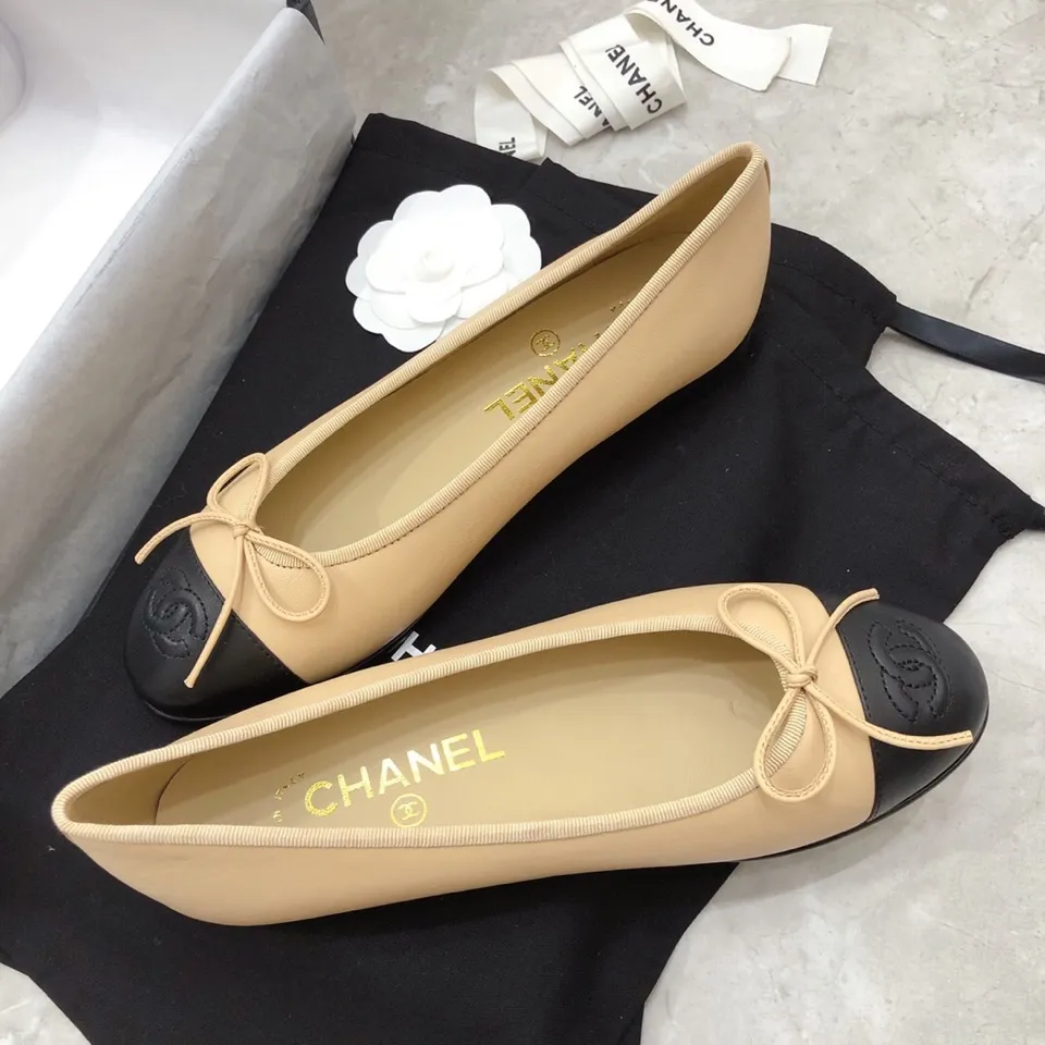 👟👟Ex-factory price 440👟👟 Chanel has been upgrading Chanel shoes ~ 2021ss top version HK overseas purchasing original cut at 1:1 Chanel Chanel Eternal Classic Bow Round Toe Ballet Shoes There are not many good quality, truly no pressure to enter and exit the counter. Regardless of the last type, leather material selection, and manufacturing process, they are all genuine craftsmanship and very sophisticated. ◾️Fabric: Mixed sheepskin imported from Italy ◾️Lining: Imported sheepskin (sweat-absorbent and soft) ◾️Sole: Italian special A-grade genuine leather sole (not ordinary thin sole in the market) ◾️Size: 35-39 [34 40 41 42 43 customization is not returnable]